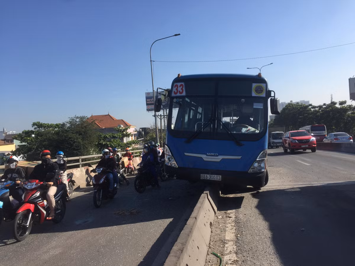 Nhiều người thoát chết khi xe buýt lao lên dải phân cách ở Sài Gòn Nhieu nguoi thoat chet khi xe buyt lao len dai phan cach o Sai Gon