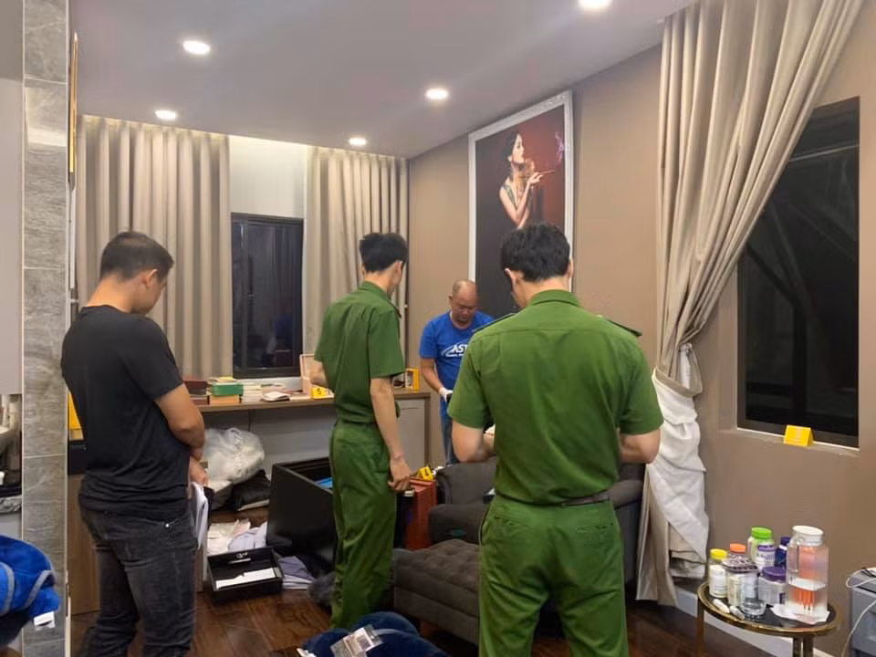 Clip 20 phút phá két nhà ca sĩ Nhật Kim Anh trộm 5 tỷ đồng - Hình 2 Clip 20 phut pha ket nha ca si Nhat Kim Anh trom 5 ty dong-Hinh-2