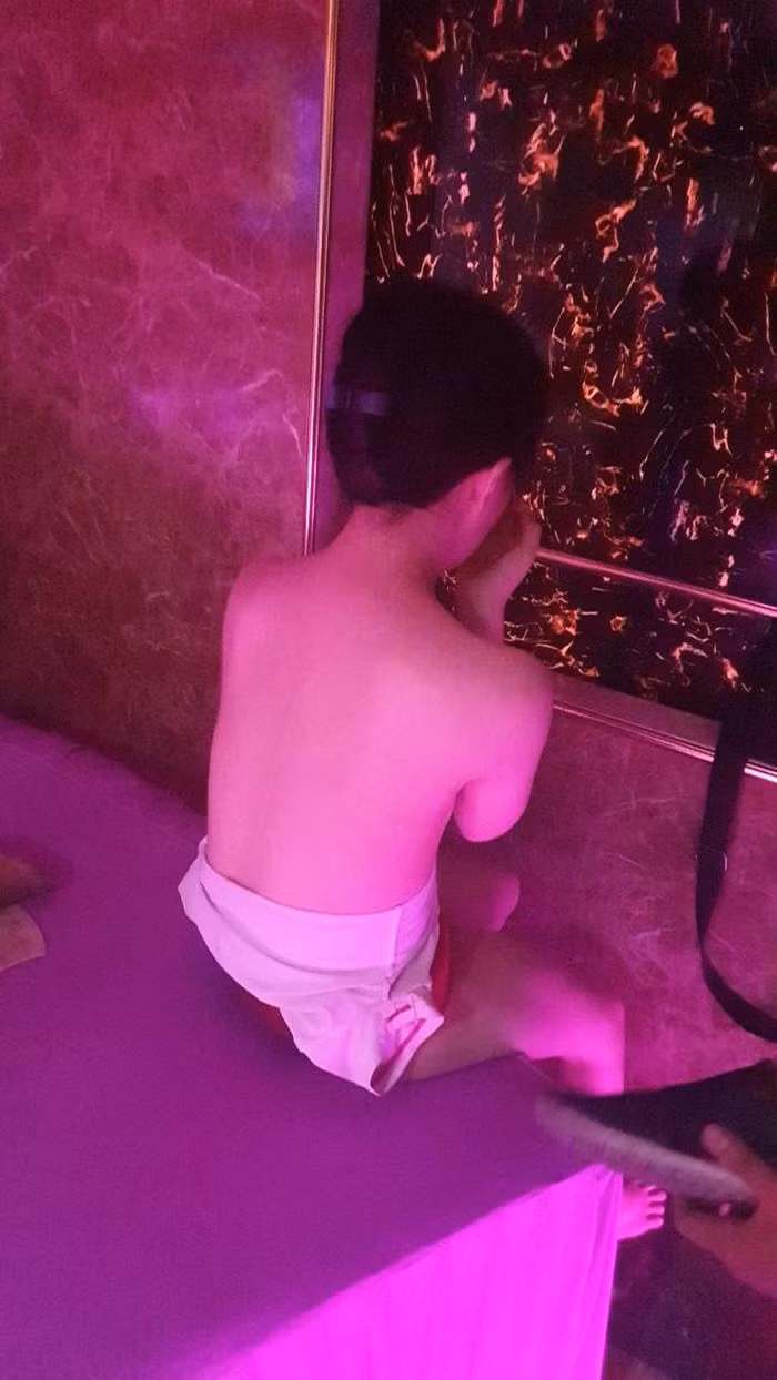 Qua xác minh, nếu khách vào cơ sở phải mua vé với giá là 700.000 đồng/người. Sau đó, khách sẽ được đưa lên phòng nữ nhân viên. Tại đây, các nữ nhân viên sẽ mời chào khách để kích dục bằng miệng trong tình trạng khỏa thân.