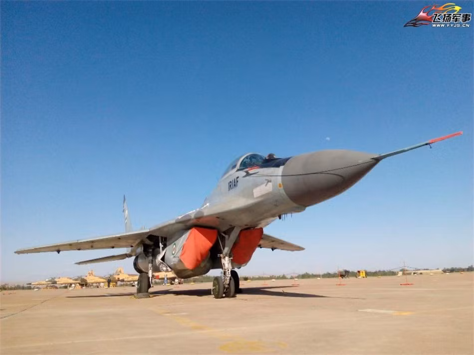 Bên cạnh đó, Iran còn có máy bay tiêm kích hạng nhẹ MiG-29 do Nga sản xuất.
