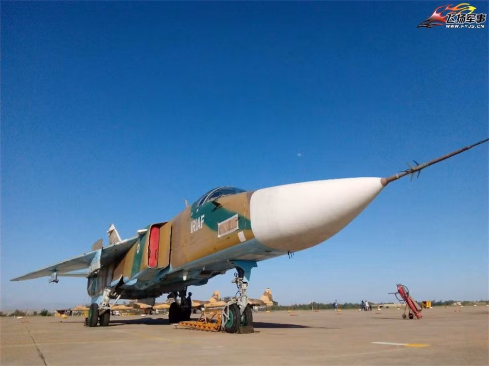 Máy bay tiêm kích bom Su-24MK do Nga sản xuất, số lượng trong Không quân Iran chừng 30 chiếc.