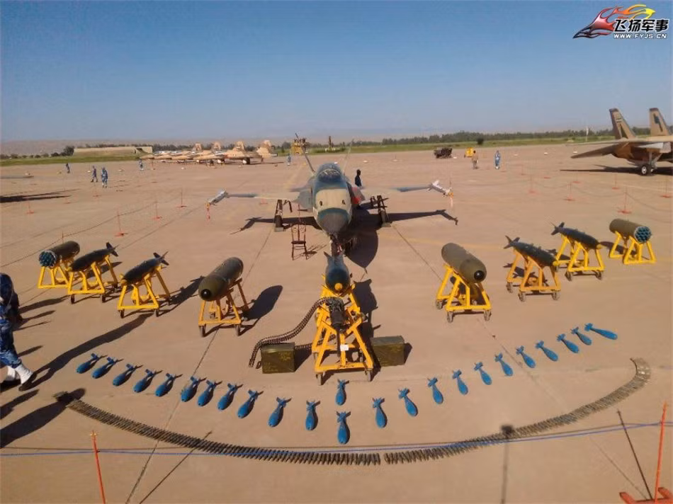 Saegheh trưng bày cùng số lượng vũ khí nhỏ, kém xa F/A-18.