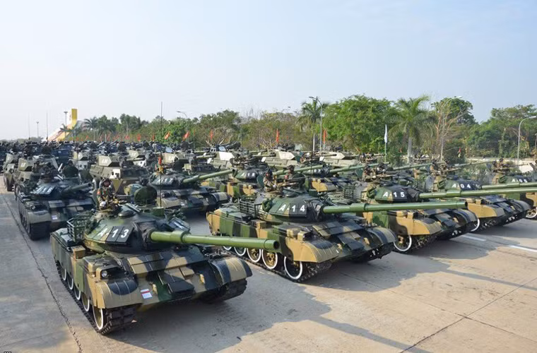 Đội hình xe tăng, pháo tự hành Quân đội Myanmar tham gia duyệt binh.