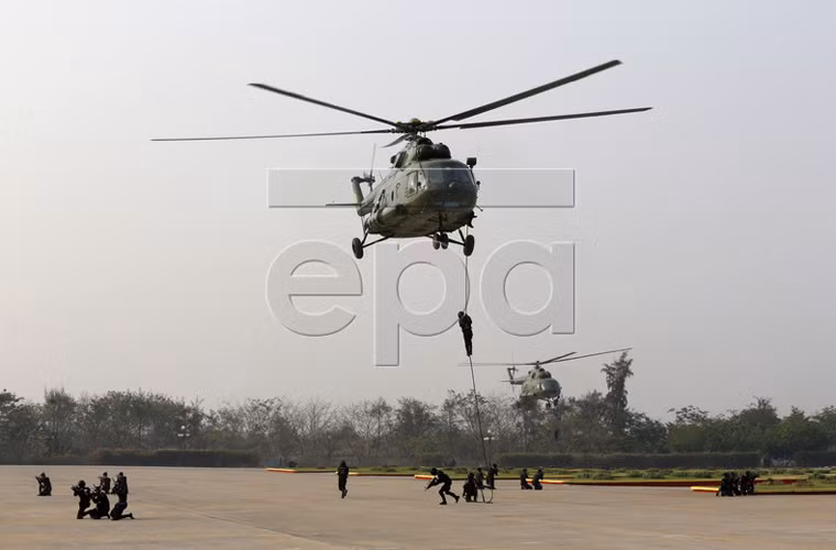 Trực thăng Mi-8 của Không quân Myanmar tham gia bài biểu diễn cùng lực lượng đổ bộ đường không sau cuộc duyệt binh. Nguồn ảnh: EPA
