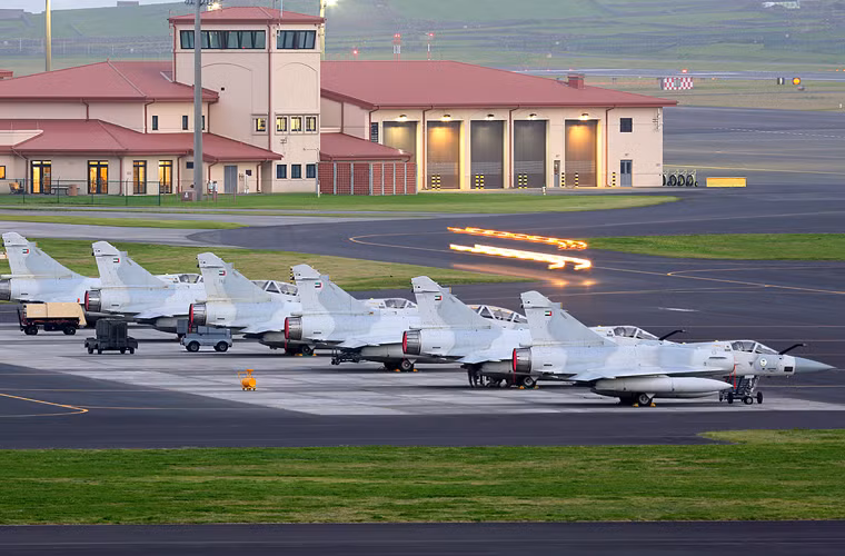 Cũng theo các quan chức, chiến đấu cơ UAE gặp nạn ở Yemen thuộc loại Mirage 2000 – một trong những máy bay chiến đấu chủ lực, hiện đại của Không quân UAE. Theo một số tài liệu, UAE hiện có trong trang bị 67 chiếc Mirage 2000 gồm nhiều biến thể.
