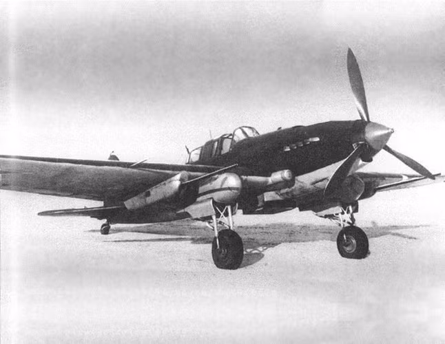 Ngày 5/7/1943, xe tăng Đức ồ ạt tấn công khu vực Kursk. Trong khi đó, Hồng quân Liên Xô kiên cường chiến đấu cùng sự hỗ trợ của máy bay cường kích gây nhiều tổn thất cho đối phương. Thời điểm này, Đức không còn giữ được ưu thế làm chủ bầu trời như thời gian đầu tấn công Liên Xô.