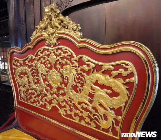 Hoạ tiết trang trí chủ đạo của chiếc long sàng chính là con rồng - biểu tượng của vương quyền và đại diện cho nhà vua. Khắp long sàng đều là những hoạ tiết "long ẩn vân" (rồng ẩn mây) được chạm nổi.