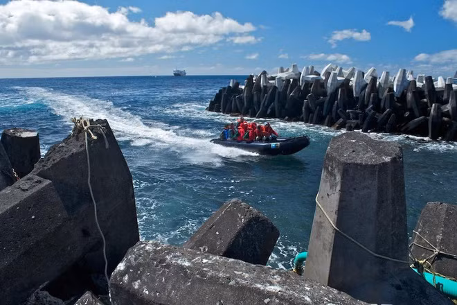 Tristan da Cunha thuộc vùng hải ngoại của nước Anh, có diện tích 98 km2, bao gồm các hòn đảo Saint Helena, Ascension và nhóm đảo Tristan da Cunha. Khu vực này trước đây được gọi là Saint Helena và những lãnh thổ phụ thuộc.