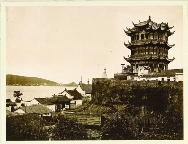 Hoàng Hạc lâu là một công trình ở Vũ Hán là một trong “Tứ đại danh lâu” của Trung Quốc. Theo sách “Lịch sử Văn minh Thế giới”, "tứ đại danh lâu" chỉ 4 ngọn tháp ngắm cảnh nổi tiếng của Trung Quốc, gồm: Nhạc Dương lầu ở Nhạc Dương, Đằng Vương các ở Nam Xương, Hoàng Hạc lâu ở Vũ Hán, Bồng Lai các ở Bồng Lai. Trong đó, Hoàng Hạc lâu là thắng cảnh nằm bên bờ sông Dương Tử ở Vũ Hán. Đây là công trình nhiều lần đi vào thi ca Trung Quốc. 