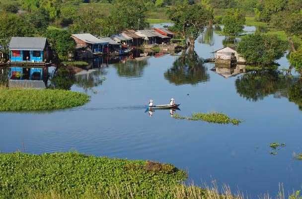 Theo sách giáo khoa địa lý, với diện tích tự nhiên lên tới 2.700 km2 vào mùa mưa (1.600 km2 mùa khô), Biển Hồ là hồ nước ngọt lớn nhất khu vực Đông Nam Á. Năm 1997, Biển Hồ được UNESCO công nhận là khu dự trữ sinh quyển thế giới.