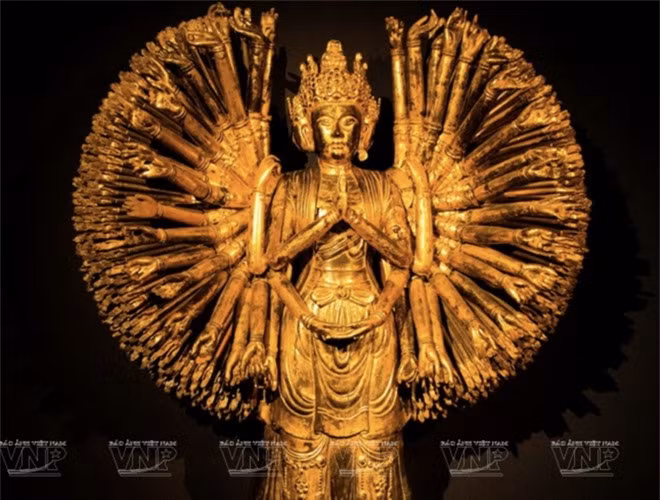 Tượng Phật Quan âm Bồ tát Nghìn mắt nghìn tay từ thế kỷ 18 ở Việt Nam.