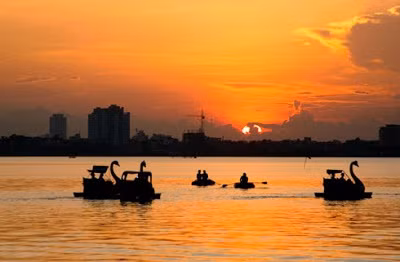 Tài liệu thời Lý đã thấy ghi chép về địa danh này. Ngoài tên gọi hồ Tây hay hồ Dâm Đàm, nó còn có những tên gọi khác như đầm Xác Cáo, hồ Kim Ngưu, hồ Lãng Bạc, Tây Hồ, Đoài Hồ.
