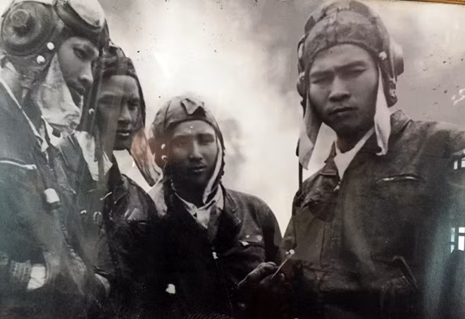 Theo sách “Người anh hùng chân đất”, trong kháng chiến chống Mỹ cứu nước, anh hùng Nguyễn Văn Bảy (1936-2019) đã 7 lần bắn hạ máy bay địch ở Võ Nhai (Thái Nguyên), Việt Trì (Phú Thọ), Đức Giang (Hà Nội), Chí Linh (Hải Dương), Phủ Lý (Hà Nam), Kiến An (Hải Phòng). Trong đó, ông 2 lần bắn rơi máy bay ở Hải Phòng. Hai năm 1966-1967, ông lái chiếc MiG-17 xuất kích 94 lần, 13 lần nổ súng và bắn rơi 7 máy bay Mỹ. Không có phi công MiG-17 nào bắn rơi nhiều máy bay hơn ông. Ông là một trong những phi công tiêu biểu nhất của Quân đội Nhân dân Việt Nam.