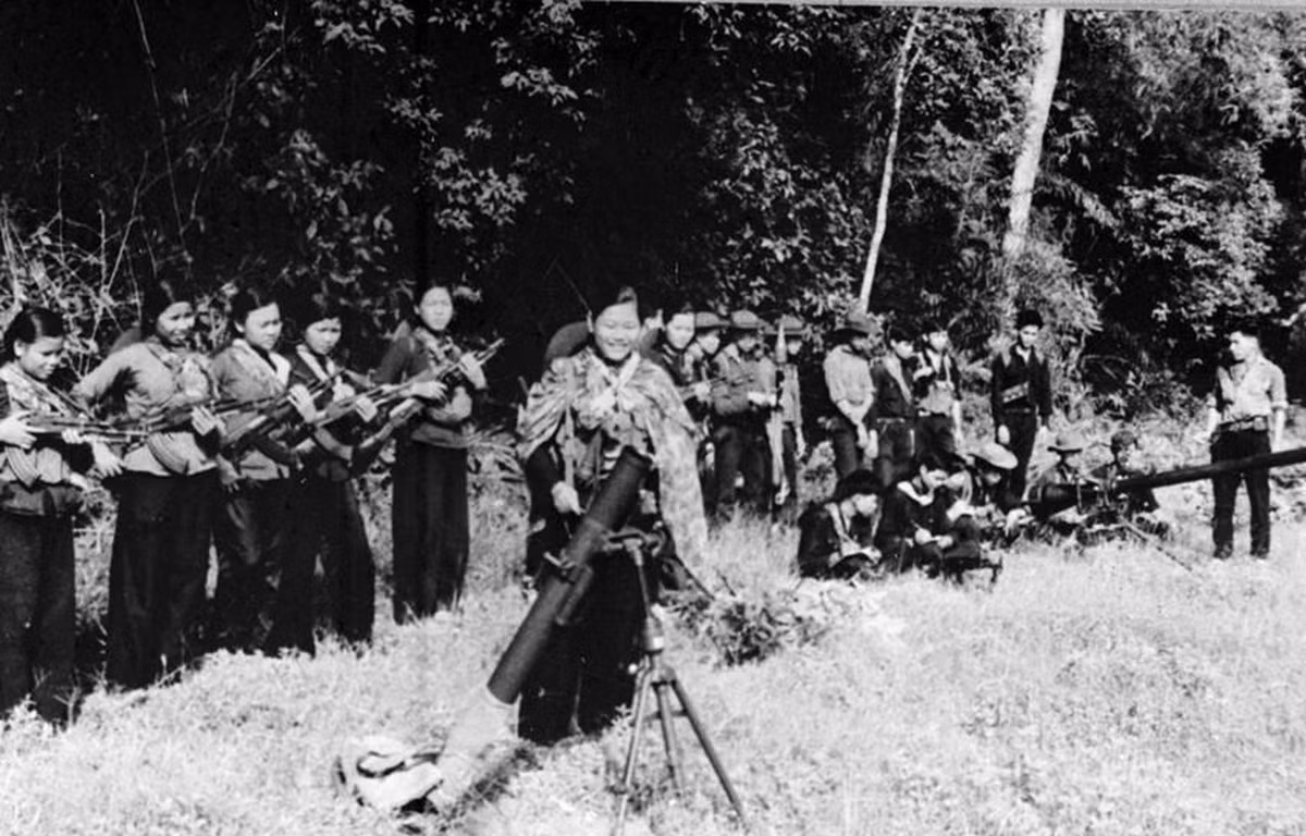 Huyen thoai doi quan toc dai: Nhung ''bong hong thep'' Truong Son
