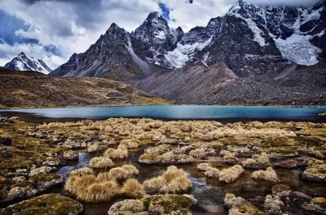  Cộng hòa Peru nằm ở Nam Mỹ, phía Bắc giáp Ecuador và Colombia, phía Đông giáp Brazil, phía Đông Nam giáp Bolivia, phía Nam giáp Chile và phía Tây Peru là Thái Bình Dương. Diện tích quốc gia khoảng 1,2 triệu km2, dân số hơn 32,6 triệu. Đơn vị tiền tệ của Peru là đồng Nuevo sol (PEN).