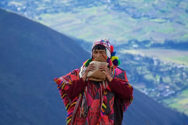 Peru có hai ngôn ngữ chính thức là tiếng Tây Ban Nha và tiếng Quechua. Ngoài ra, người dân còn sử dụng tiếng Aymara và nhiều ngôn ngữ của người thiểu số vùng Amazon khác.