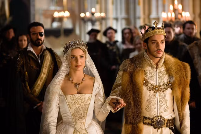 Năm 1535, vua Henry kết hôn lần thứ ba với Jane Seymour, người họ hàng xa của Anne Boleyn, khi ấy là nữ thị tùng trong đoàn tháp tùng vương hậu. Đây cũng là bà vợ duy nhất khiến ông hoàng nước Anh đạt được ước nguyện có con trai nối dõi, công tước Edward VI. Tuy nhiên, chỉ chưa đầy hai tuần sau, hoàng hậu Jane Seymour qua đời vì biến chứng hậu sản. Bà là người duy nhất trong 6 vợ của vua Henry VIII được tổ chức đám tang đúng nghĩa theo nghi lễ của vương hậu. Bà được chôn cất bên cạnh ngôi mộ của vua trong nhà nguyện St. George ở Lâu đài Windsor.