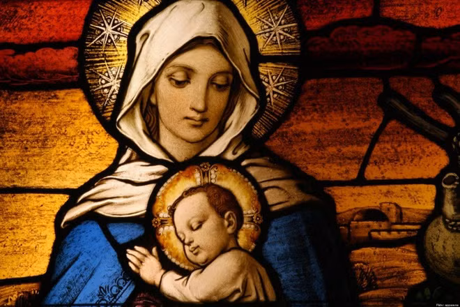 Người phụ nữ duy nhất được chấp nhận ở Athos là Đức mẹ đồng trinh Mary. Truyền thuyết kể rằng, Đức mẹ đã dừng chân trên núi Athos để tránh một cơn bão. Sau đó, Đức mẹ truyền lại những giáo lý đạo Thiên Chúa cho người dân sinh sống trên đảo.