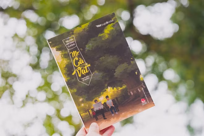  Mr. Cà Vạt (tác giả Milena Michiko Flasar) kể lại câu chuyện của một chàng thanh niên 20 tuổi Taguchi Hiro chọn cách sống trở thành một hikikomori - một ẩn sĩ đô thị, không bước chân ra khỏi nhà trong suốt 2 năm vì căm ghét cuộc sống trưởng thành. Bỏ mặc người bạn ấu thơ bị bắt nạt, cậu bạn thân bị xe tông, cậu chạy trốn khỏi thực tại bằng cách ở yên trong phòng. Mọi chuyện chỉ bắt đầu thay đổi khi Hiro một lần bước ra ngoài, ngồi trên ghế băng công viên cả ngày để quan sát thế giới xung quanh, và làm quen được với chú Cà Vạt, một nhân viên văn phòng thất nghiệp đã giúp cậu hiểu về những lựa chọn tương lai phía trước. 