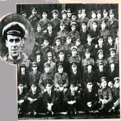  7. Bức ảnh Freddy Jackson: Freddy Jackson đã chụp ảnh cùng đồng đội rồi mới "đi"? Năm 1919, Freddy Jackson qua đời và bức ảnh này được chụp vào ngày tổ chức đám tang của anh tại đội kỵ binh của Goddard. Sau khi bức hình được rửa ra, các thành viên trong sư đoàn nhận ra khuôn mặt bí ẩn xuất hiện phía sau các sĩ quan chính là của Freddy Jackson.