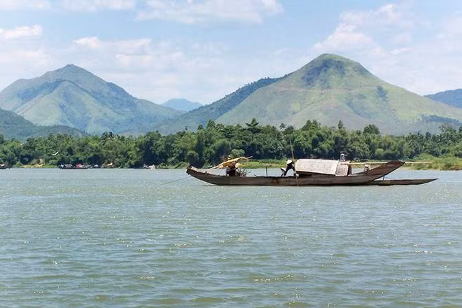 Sông Hương, núi Ngự (núi Ngự Bình) chính là 2 biểu tượng thiên nhiên của xứ Huế, được ca dao, tục ngữ thường xuyên nhắc tới, khi nói về vùng đất này.