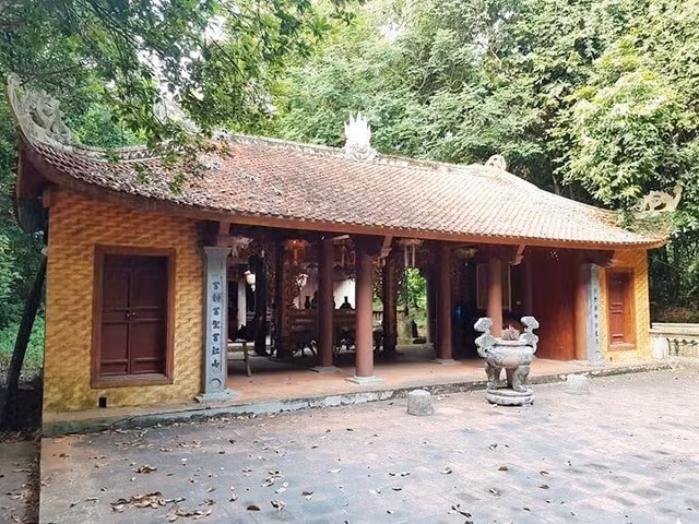 Nhồi Hoa công chúa được thờ tại đền Thượng Thái Sơn. Đền nằm trên đỉnh đồi thuộc địa bàn thôn Thái Sơn, xã Sơn Lai, huyện Nho Quan, giữa không gian làng quê yên bình với núi đồi: Phía Tây là lăng mộ công chúa, phía Nam là núi Hóe Vụng, phía Đông là núi Mỏ Phượng, phía Bắc là núi Chon Gà.