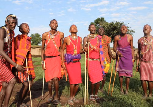 Hôn lễ của người Maasai được tổ chức như lễ hội, tất cả dân trong làng đều được cô dâu chú rể mời đến tham dự lễ cưới. Cô dâu khoác lên mình những trang phục sặc sỡ, trang sức cầu kỳ.