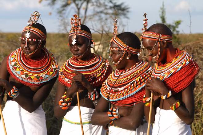 Hầu hết phụ nữ Maasai đều cạo trọc đầu và mang rất nhiều loại trang sức nhiều màu sắc. Từ 9 tuổi, họ bắt đầu xâu lỗ tai. Nhìn vào trang sức trên người có thể đoán được tuổi và thứ bậc của người phụ nữ trong gia đình. Phụ nữ Maasai thường lấy chồng khi 13 đến 16 tuổi.