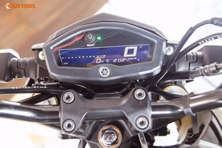 Đồng hồ LCD gọn gàng đơn giản giúp người lái nắm bắt được thông số một cách nhanh chóng khi đang vận hành. Dải vận tốc tua máy hiển thị trên đường thẳng, trong khi tốc độ xe hiển thị bên phải bằng con số.