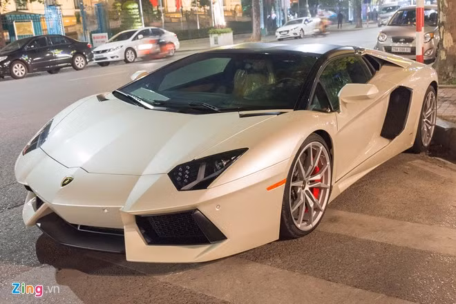 Ngoài chiếc màu trắng này, siêu xe mui trần của Lamborghini còn có một chiếc màu đỏ cùng định cư tại Hà Nội. Sự xuất hiện của chiếc Aventador Roadster trắng này khá bất ngờ trong những ngày Tết, đặc biệt khi chiếc xe đã ra biển trắng.