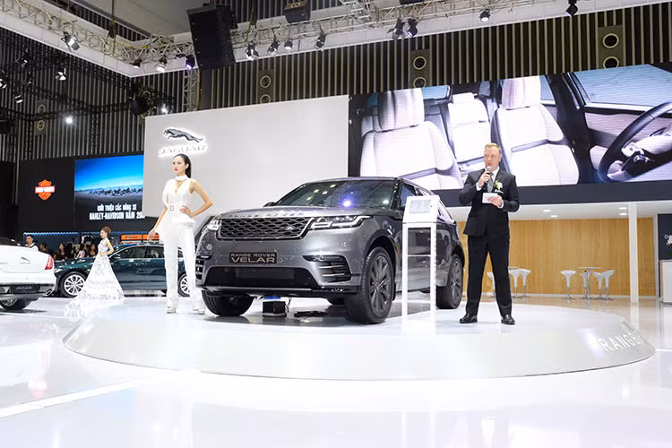 Trong loạt xe ôtô mới ra mắt vào nửa cuối 2017, mẫu xe SUV tầm trung Range Rover Velar là một trong những mẫu xe mới đáng chú ý ra mắt trên thị trường Việt. Range Rover Velar dù có giá khá cao lên đến 4,9 tỷ đồng nhưng được đánh giá là rất đáng đồng tiền bát gạo vì xe không chỉ có thiết kế đẹp mắt mà con sở hữu khối động cơ khá mạnh mẽ. 