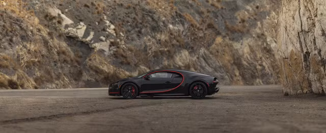 Siêu xe này thuộc diện đã qua sử dụng. Tuy nhiên, mức giá dự kiến cho Bugatti Chiron sau khi tìm thấy chủ nhân sẽ rơi vào khoảng 3,5 đến 4 triệu USD (khoảng hơn 900 tỷ đồng), một con số không hề nhỏ.