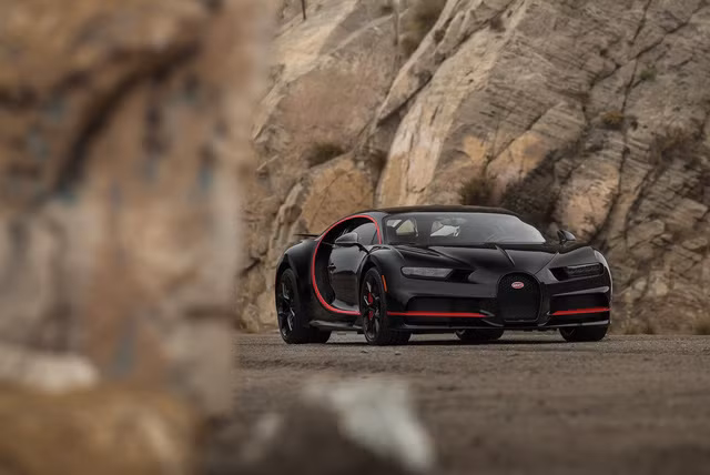 Siêu xe được mệnh danh là "tân vương tốc độ" trong là hypercar này sở hữu phần ngoại thất màu đen bóng pha viền đỏ khá độc đáo hứa hẹn sẽ rất thu hút những "đại gia" mê sưu tập xe trong buổi đấu giá lần này.