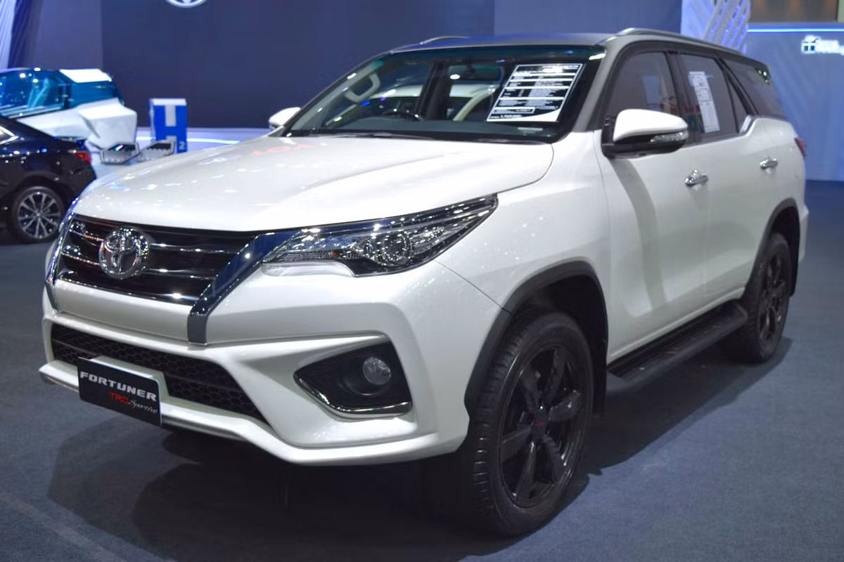 Cái tên đầu tiên là Toyota Fortuner 2017 – Mẫu SUV cỡ trung Fortuner thế hệ mới ra mắt thị trường Việt Nam với 3 bản trang bị khác nhau là G 4x2, V 4x2 và V 4x4. Tại thời điểm ra mắt, giá bán lần lượt là: 981 triệu đồng, 1,149 tỷ đồng và 1,308 tỷ đồng.