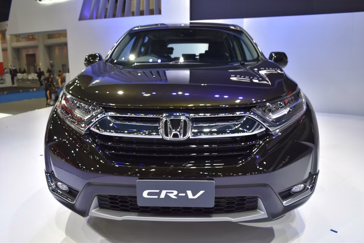 Honda CR-V 2017 là cái tên cuối cùng được nhắc đến. Hiện Honda CR-V thế hệ mới với 7 chỗ ngồi được định giá bán ở mức dưới 1,1 tỷ đồng, với ba phiên bản khác nhau gồm: CR-V E, CR-V G và CR-V L.