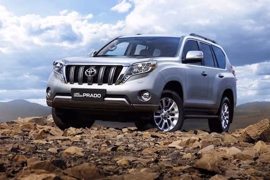 Trên phiên bản đặc biệt, Toyota Land cruiser Prado Altitude 2017 vẫn sở hữu diện mạo thiết kế bên ngoài như thế hệ đàn anh. Tuy nhiên phiên bản đặc biệt này có chi phí cho các trang bị bổ sung trên xe lên tới 10.000 USD trong khi các mẫu xe khác chỉ tốn khoảng 5.000 USD.