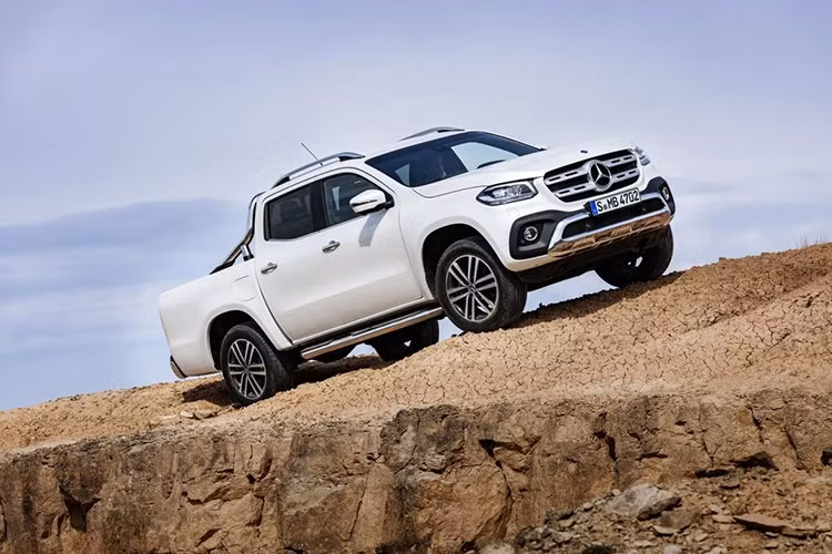 Mẫu xe bán tải hạng sang nhà Mercedes sở hữu kích thước tổng thể 5.340 mm dài, 1.920 mm rộng, 1.819 mm cao, cùng chiều dài cơ sở 3.150 mm. Khoảng sáng gầm tiêu chuẩn là 202 mm và có thể tăng lên 221 mm khi dùng hệ thống treo off-road giúp nó có khả năng lội nước 600 mm.