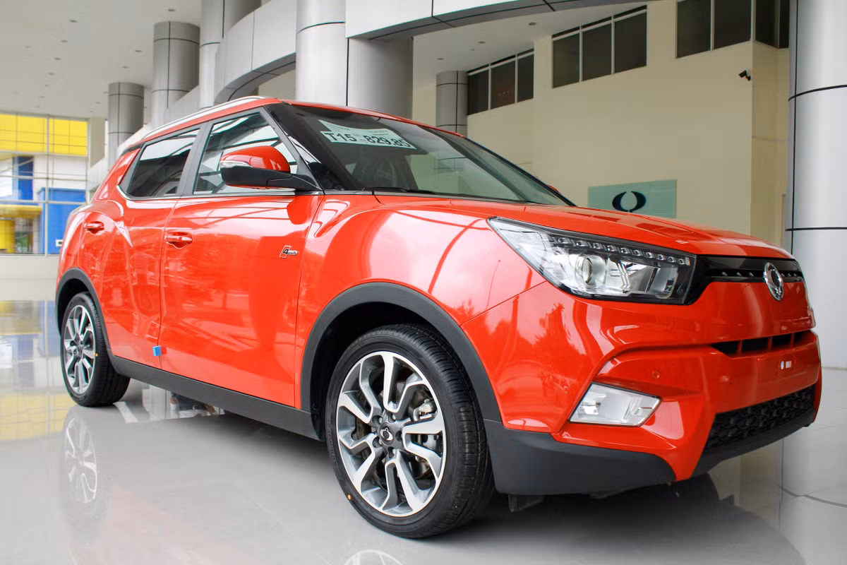 Cốp sau của SsangYong Tivoli 2017 sở hữu thể tích chứa 423 lít khi chưa gập hàng ghế thứ 2, giúp để được tối đa 3 bộ đánh golf. Đồng thời ở vị trí này còn có thêm một ổ cắm điện 12V, giúp tiện lợi cho việc cắm máy bơm hơi hoặc máy hút bụi mini.