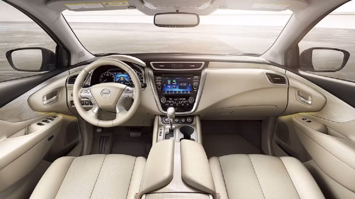 Bên trong là bảng điều khiển trung tâm mới hiện đại hơn và hệ thống thông tin giải trí Nissan Connect 8 inch với định vị GPS cũng như khả năng tương thích Android Auto và Apple CarPlay.