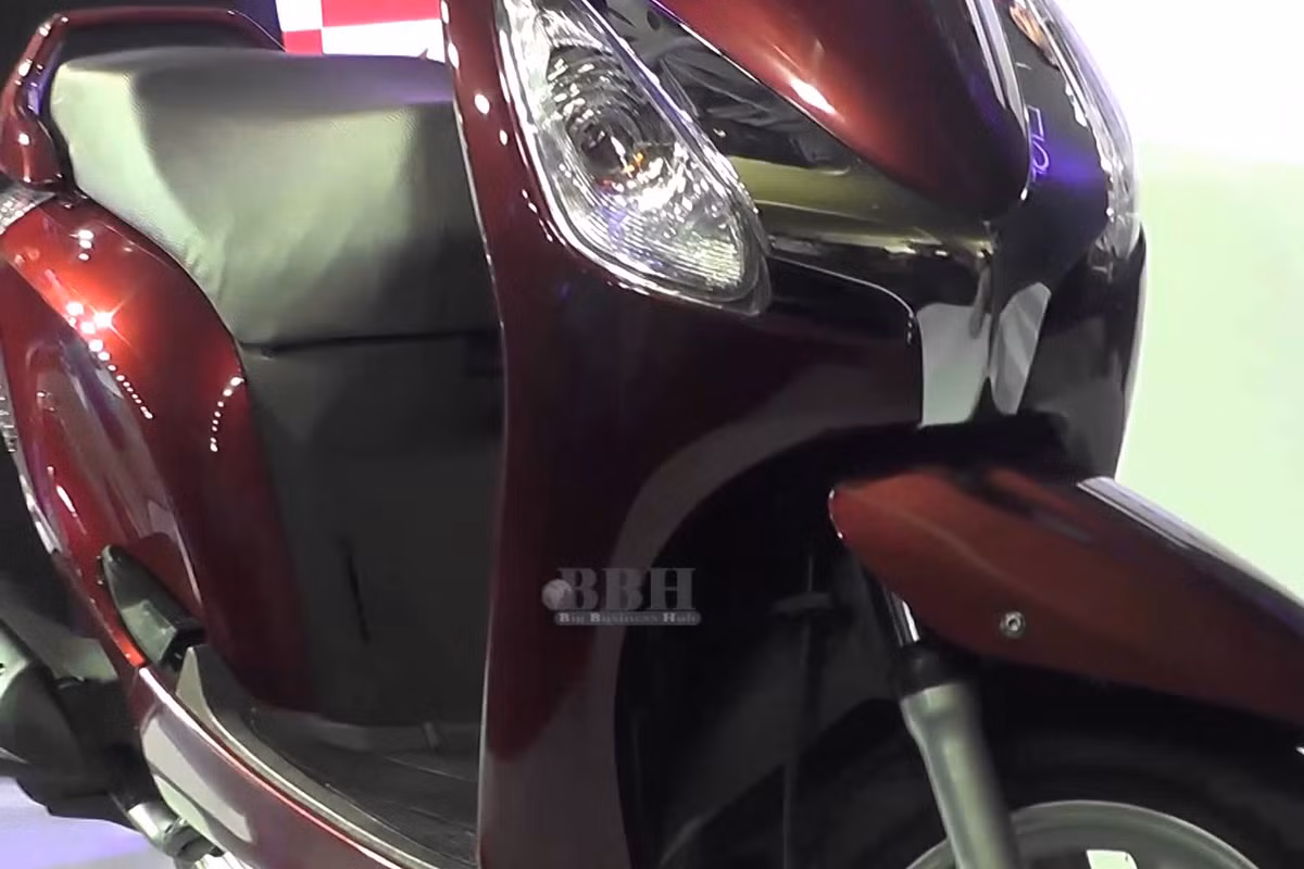Đầu xe ấn tượng với cụm đèn pha lớn (đèn pha tự động AHO) đi kèm là cặp đèn xi-nhan nằm ở hai bên, cùng với đó là yếm áo hình Y lớn đi kèm là hai khe hút gió nhỏ.