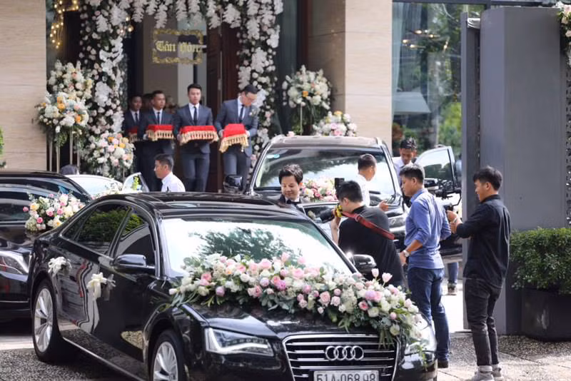 Dẫn đầu trong đoàn rước dâu là chiếc sedan hạng sang tiền tỷ Audi A8. Tại Việt Nam (hoa hậu Thu Thảo cũng là đại sứ thương hiệu cho hãng xe đình đám này), Audi A8L thế hệ mới được phân phối với hai phiên bản động cơ có giá bán công bố từ 4,4 tỷ đồng.