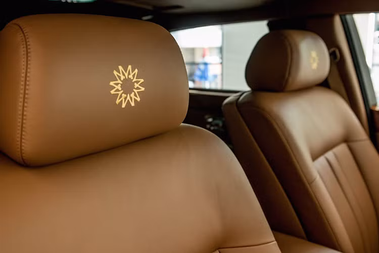 Rolls-Royce Phantom Oriental Sun được xây dựng dựa trên nền tảng của mẫu Phantom EWB series II. Xe trang bị động cơ V12, dung tích 6,75 lít, sản sinh công suất tối đa 453 mã lực, mô-men xoắn cực đại 720 Nm. Thời gian tăng tốc 0-100 km/h trong 6,1 giây, tốc độ tối đa đạt 240 km/h. Lượng tiêu thụ nhiên liệu trung bình khoảng 14,9 lít/100 km.