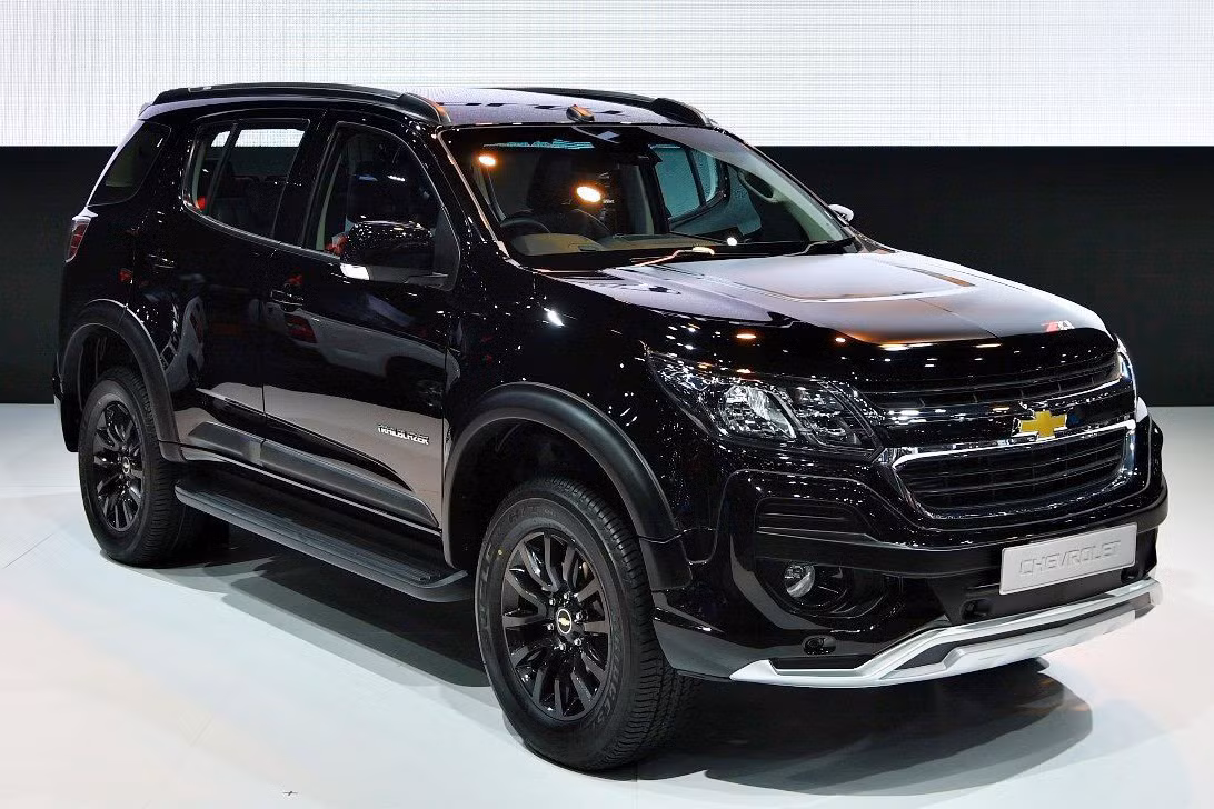Là bản nâng cấp của thế hệ cũ, SUV Trailblazer Z71 được hãng bổ sung thêm một số chi tiết ở ngoại thất như: lưới tản nhiệt mạ viền chrome được tinh chỉnh sắc nét hơn, nắp capô được sơn màu đen nhám cùng logo "Z71" màu đỏ trắng, ốp cản gầm trước, hông, vè bánh và phía sau xe, mâm xe hợp kim 18 inch sơn đen cùng lốp 265/60R18 cực hầm hố...