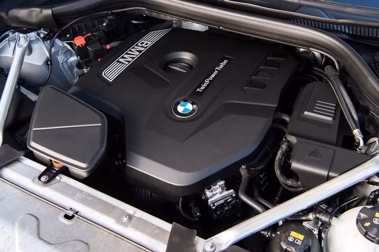 Về khả năng vận hành, BMW X3 2018 tại Thái Lan được trang bị máy diesel tăng áp 2.0 lít cùng cơ cấu dẫn động 4 bánh qua cầu sau nhờ hộp số tự động 8 cấp.