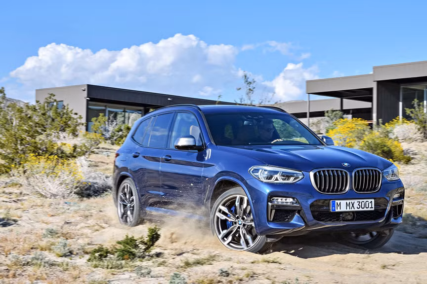 So sánh giá bán với một số đối thủ sừng sỏ như Audi Q5 và Mercedes-Benz GLC250d thì giá bán của X3 2018 không cao hơn là bao nhiêu. Ví dụ như chiếc Audi Q5 35 TDI trang bị động cơ 2.0 lít tăng áp 190 mã lực, giá bán khởi điểm từ 3,39 triệu baht (2,3 tỷ đồng).