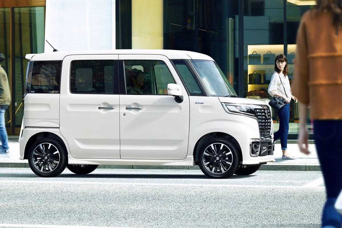 Còn Suzuki Spacia chỉ có duy nhất lựa chọn động cơ không turbo tăng áp dung tích 658 cc, đi kèm hộp số CVT cùng hệ truyền động 2WD và 4WD.