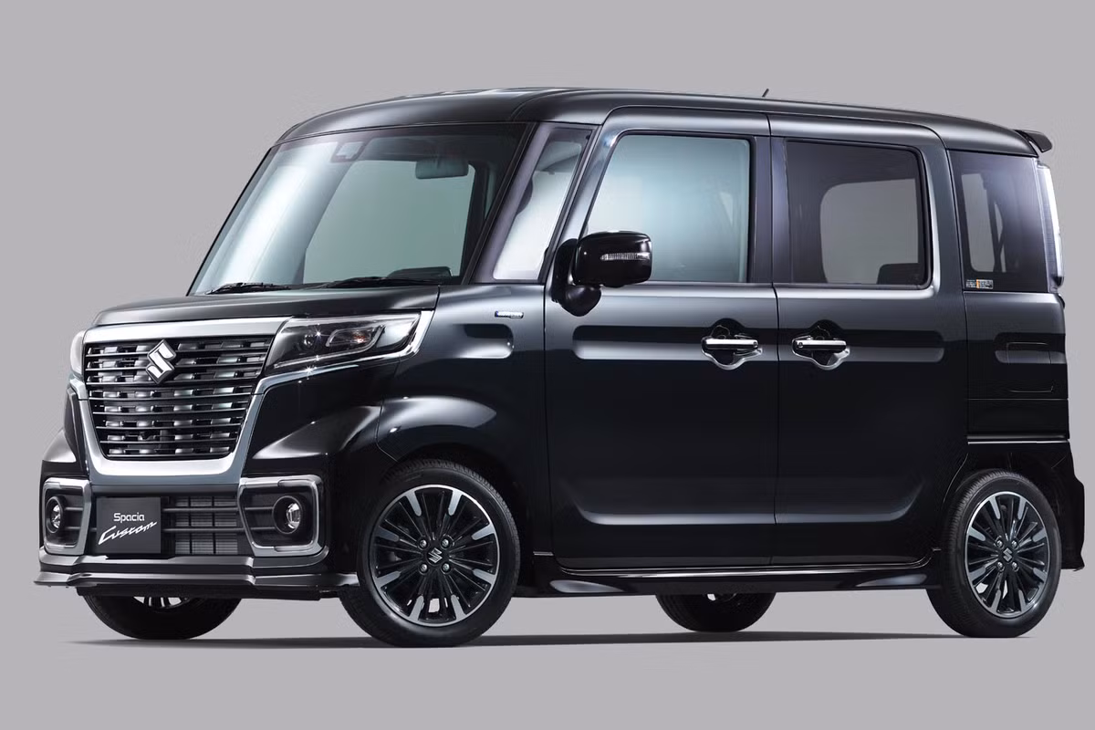 Hãng xe ôtô Suzuki trang bị cho Spacia và Spacia Custom với hàng loạt các tính năng an toàn trên xe như: cảnh báo va chạm phía trước/sau, bao gồm cả hệ thống giảm va chạm cảm biến kép (DSBS), cùng hệ thống giảm nhẹ va chạm, túi khí an toàn,…