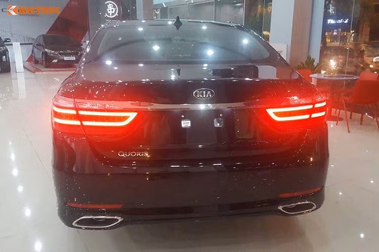 Trong khi đó, đuôi xe ấn tượng với cụm đèn hậu thiết kế hơi hướng Lexus LS, trong khi ống xả và cản sau khá giống BMW serie 7.
