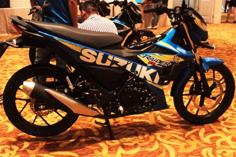 Xếp ở vị trí thứ 4 là mẫu côn tay Suzuki Raider với doanh số hơn 3.000 xe. Suzuki Raider 150 2016 được trang bị khối động cơ DOHC, 4 thì, 4 van, xy-lanh đơn, dung tích 147,3 cc sử dụng công nghệ phun xăng điện tử, công suất cực đại 18,5 mã lực tại 10.000 vòng/phút và mô-men xoắn 13,8 Nm tại 8.500 vòng/phút, đi cùng hộp số 6 cấp.