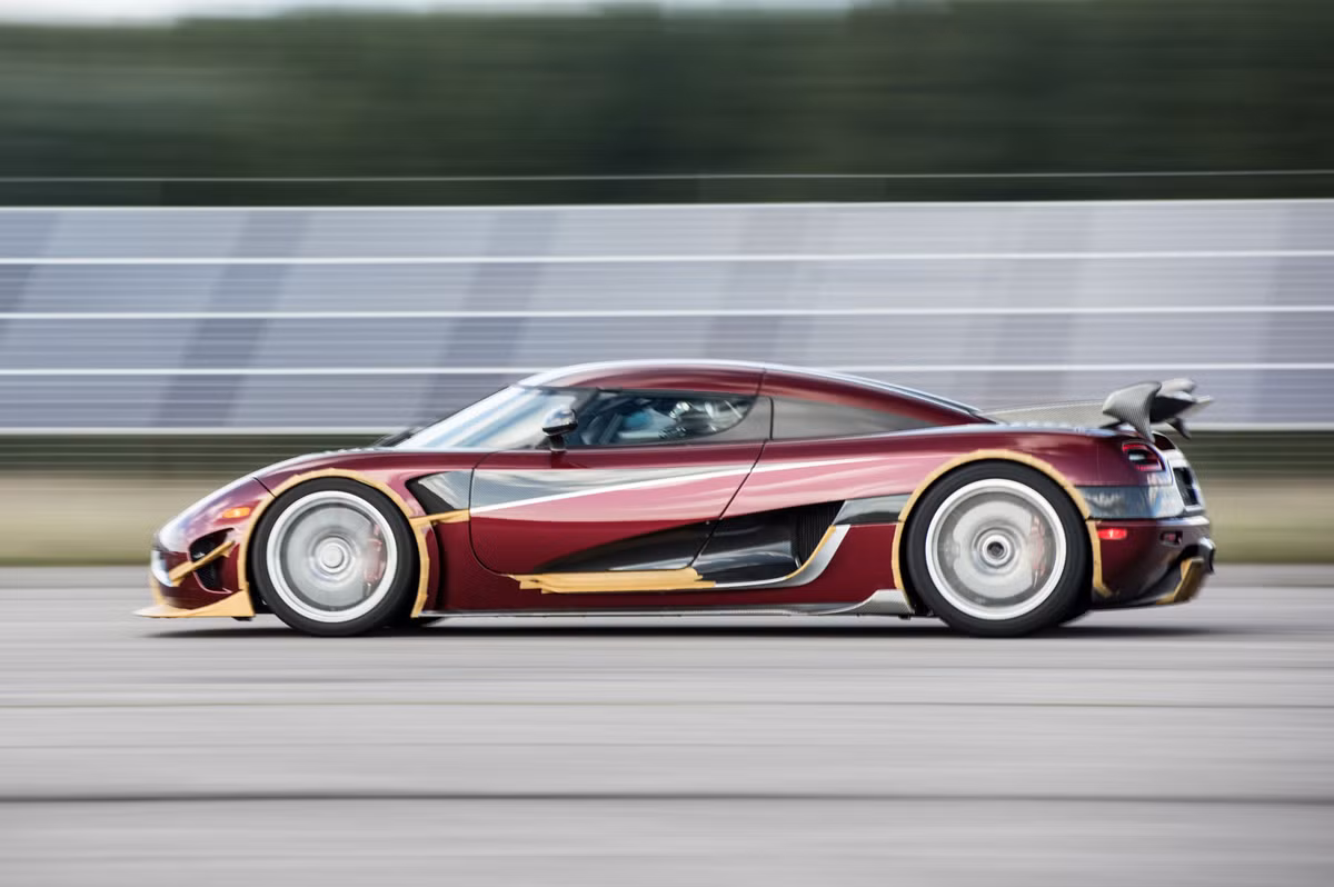 Vừa qua, hãng xe Thụy Điển Koenigsegg đã cho đăng tải một video ghi lại hình ảnh của chiếc siêu xe Agera RS chạy tốc độ 0-400km/h-0 chỉ trong 36,44 giây trên quãng đường 2.441 m. Với thành tích tốt này, Agera RS đã đánh bại kỉ lục trước đó của Bugatti Chiron.